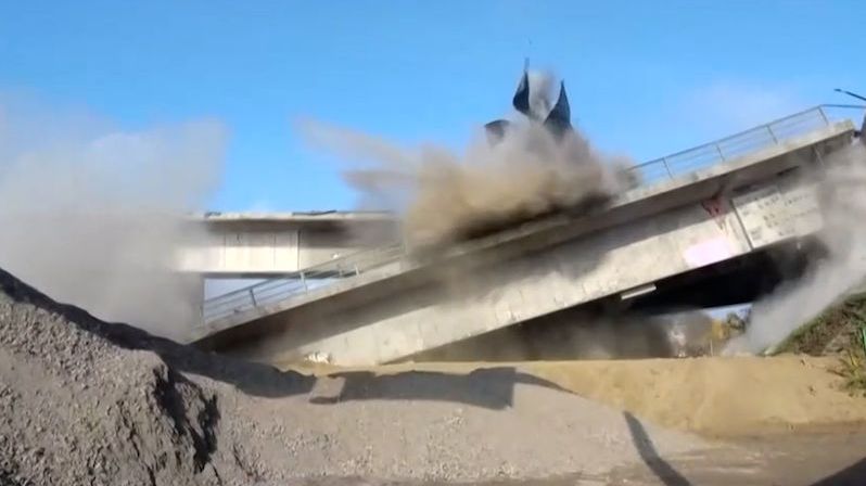 Velkolepá podívaná: V Německu odstřelili čtyřproudý dálniční most